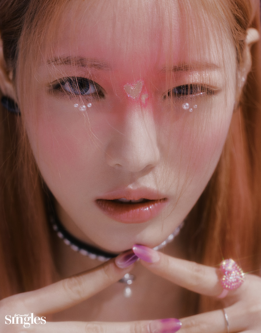 빌리 하람이 렌즈미의 키스앤킬25 바이올렛을 착용하고 촬영한 싱글즈 화보